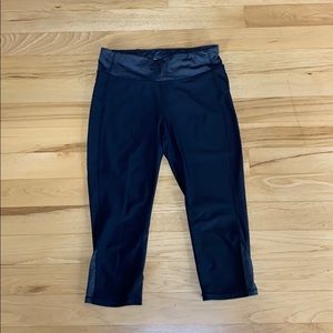 Capri leggings with drawstring waist and pocket